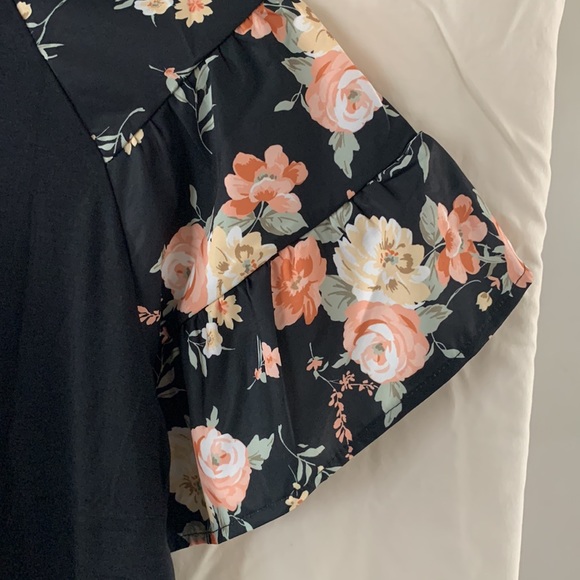 New in bag black tunic with peach, white, yellow floral layered short sleeves - Picture 4 of 8